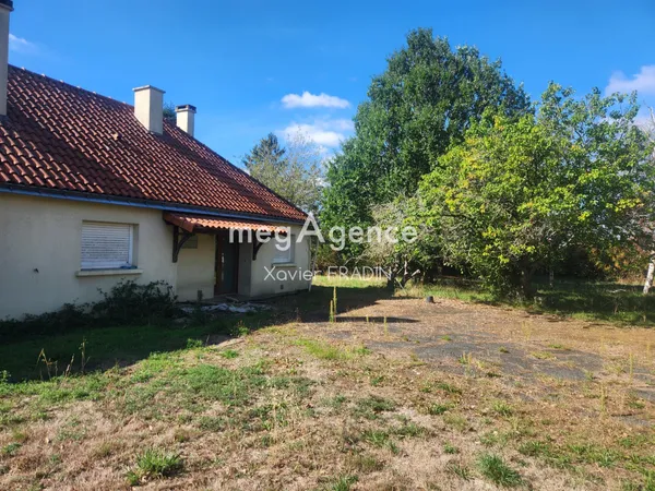 Terrain constructible de 2900m² avec une maison de 117m²