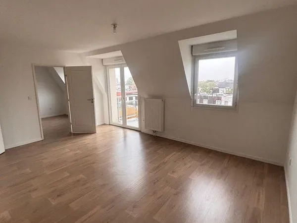 T2 46 m² Dernier étage Ascenseur - Cuisine équipée - Balcon - Cave - 2 Parkings