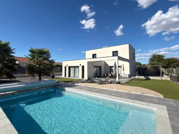 Villa comptemporaine avec piscine