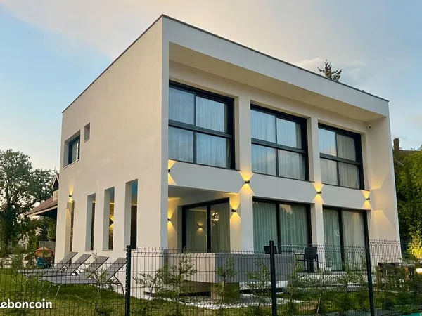 Maison contemporaine avec piscine axe Annecy 10mn Suisse 20mn