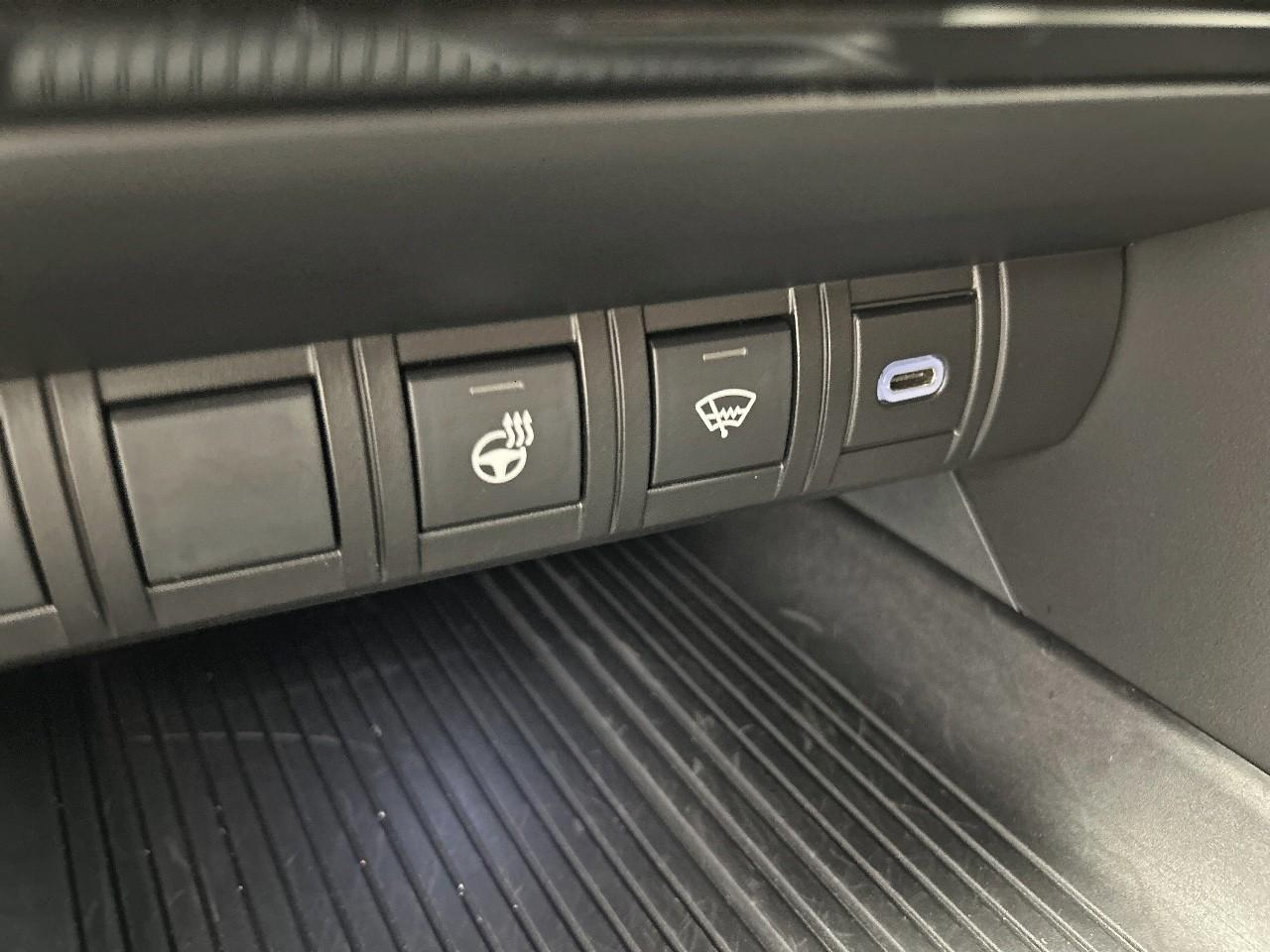 Toyota C-Hr hybride 140 design — photo 19