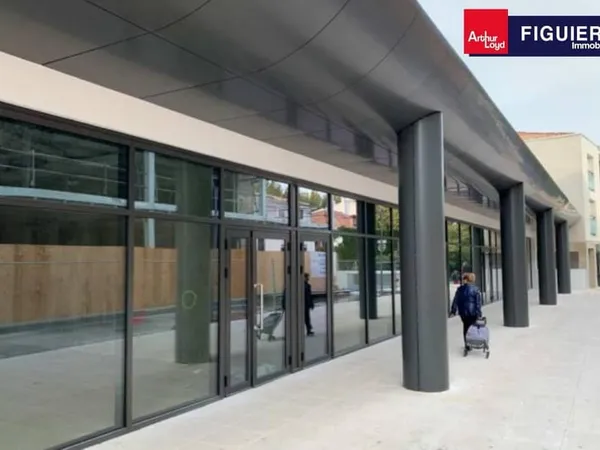 Local commercial 319 m²