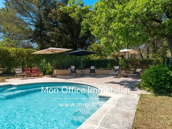 Référence : 7207-NGU. - Maison 10 pièces - 8 chambres - Jacuzzi, Piscine, Salle de Cinema - Village 