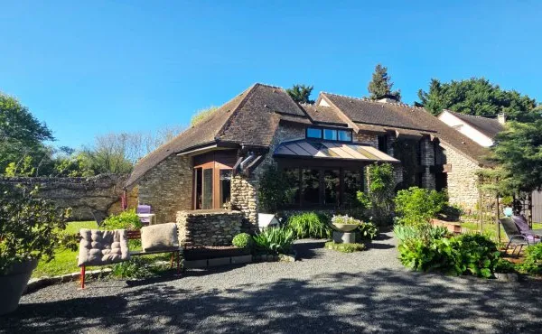 Maison d'architecte avec dépendance et grand terrain, rare à Villeconin