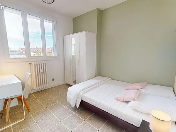 Chambre 5 pièces 77 m²