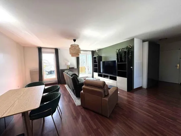 Appartement F5 - 5ème étage - 93,86 m2 - 5 pièces - Meublé
