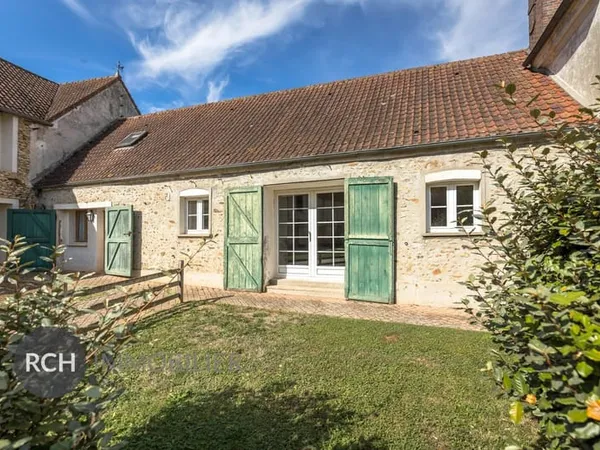 Jolie petite maison ancienne dans un beau corps de ferme