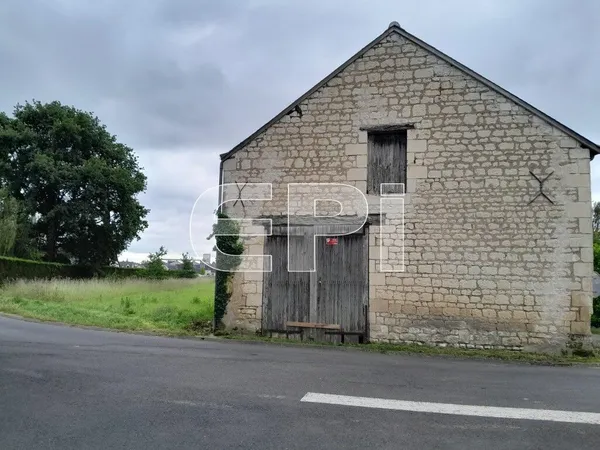 ref9109. Terrain constructible de 2750 m2 non viabilisé. Eau é