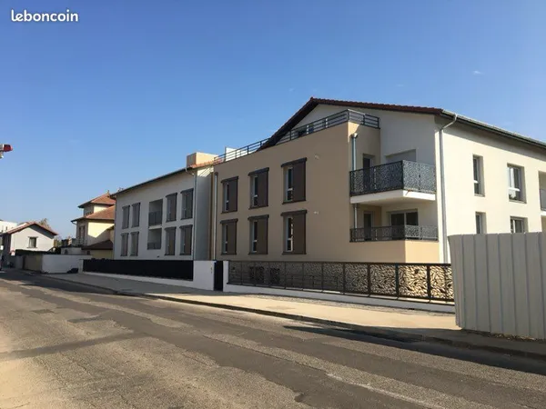 Garage à louer 1 voiture - Résidence fermée centre ville Brignais - Accès gare SNCF et TCL à 100 m