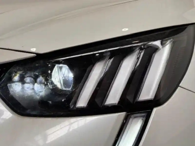 Peugeot 208 e- 136ch gt line — photo 14