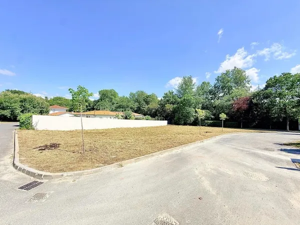 Terrain de 1 033 m², borné et viabilisé