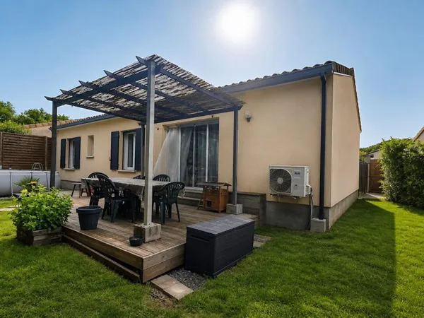 maison de 92 m2 avec trois chambres et un bureau situé a Saint Quentin de Baron sur un terrain de 44