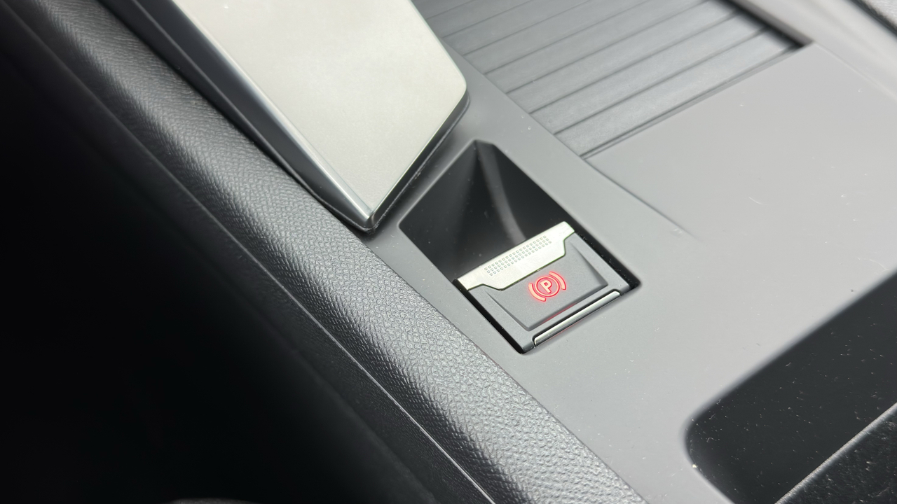 Peugeot 308 SW PHEV 180 e-EAT8 — photo 31