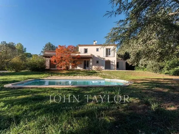 Maison familiale à vendre au nord d'Aix-en-Provence avec grand terrain, piscine et potentiel d'exten