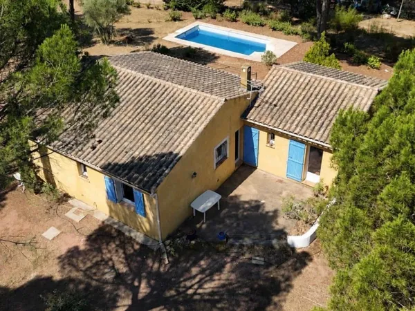 Maison au calme rénovée avec piscine et garage