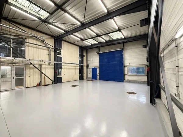 Local d'activité 841 m²