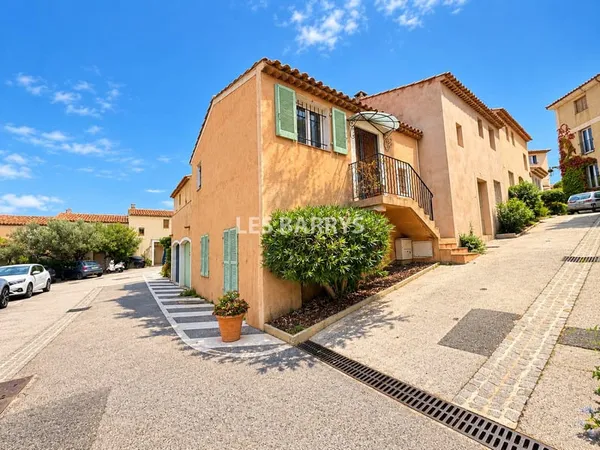 A vendre, Maison de village avec terrasse et garage au coeur de Gassin