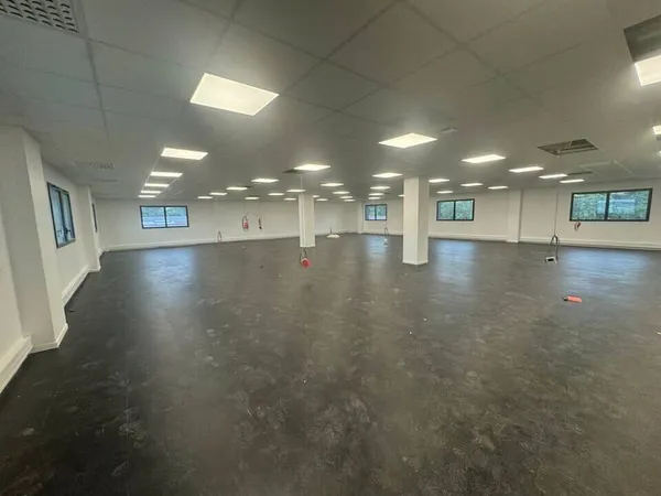 Bureau et espace de travail Location La Ville-aux-Dames 638m² 6900€