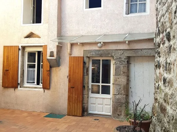Maison de village en Ardèche - Ensemble de 190 m², composé de 2 logements indépendants mitoyens : 1 