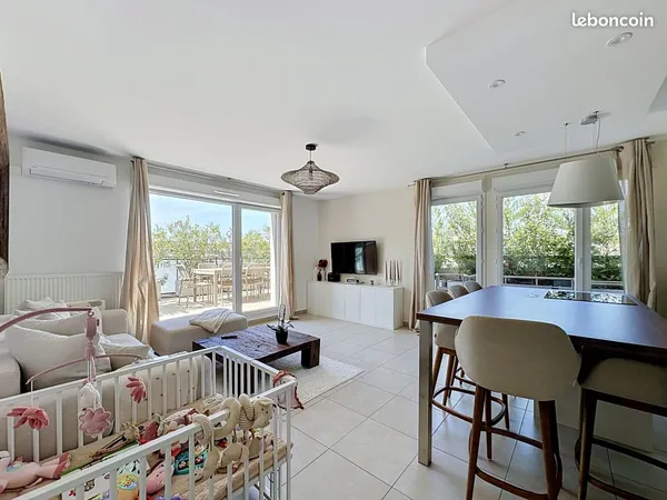 Grand T3 71m2, très belle terrasse, dernier étage