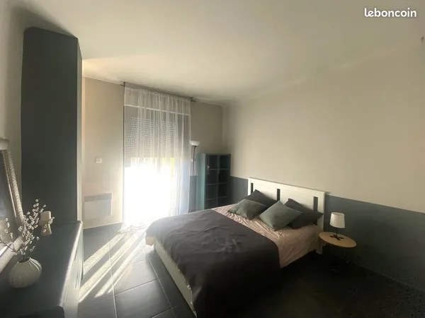 Chambre meublée de 13 m² env. Avec salle d'eau privative