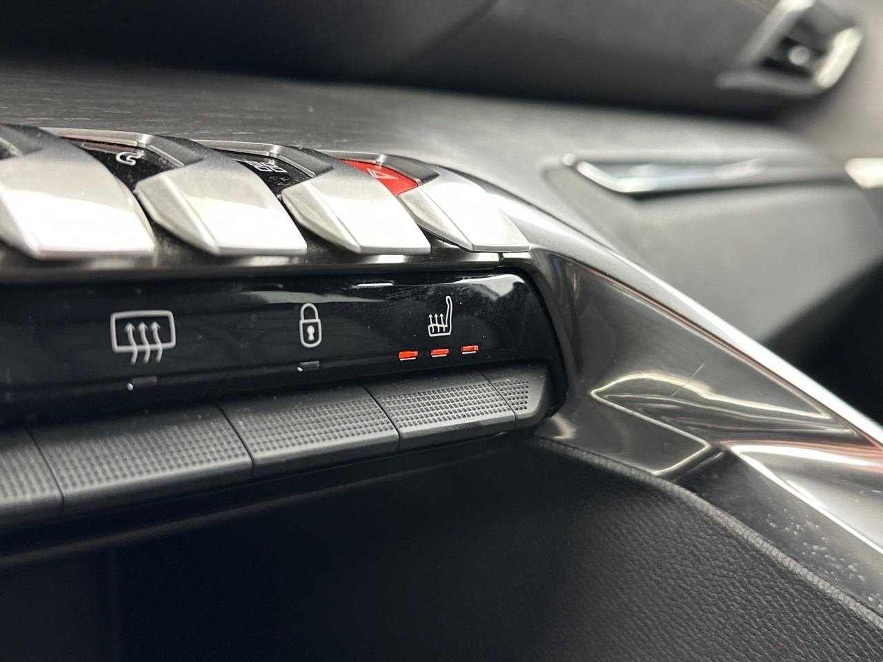 Peugeot 3008 hybrid4 300 e-eat8 gt — photo 30