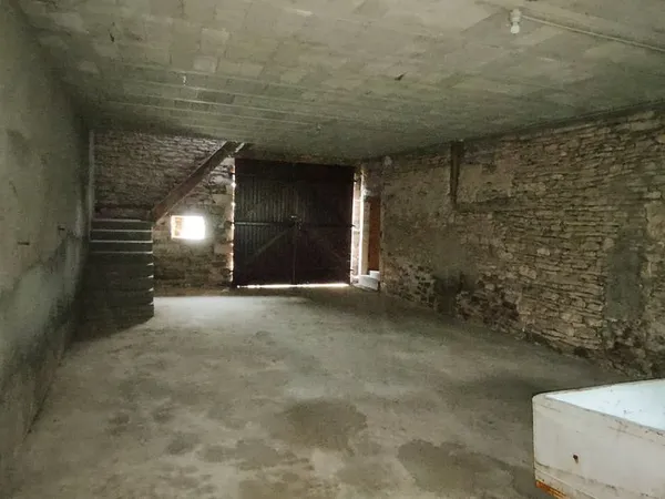À LOUER - GRAND GARAGE / ESPACE DE STOCKAGE 200 m² - PIN (70150)