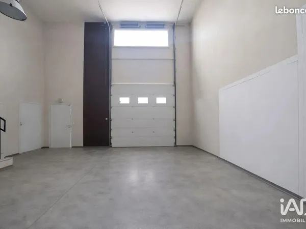 À Louer Local Commercial de 160 m² en Zone Artisanal à Saint-Rémy-de-Provence