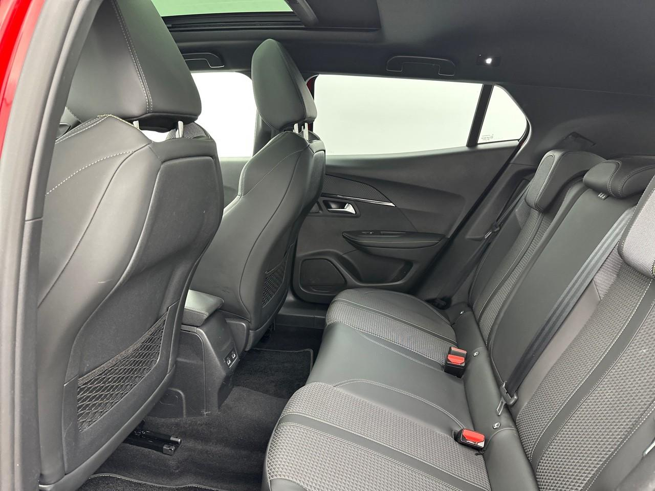 Peugeot 2008 puretech 130 s&s eat8 gt line — photo 12