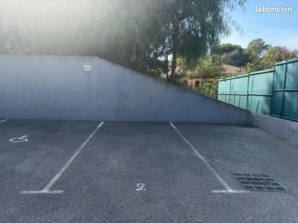 12m carré Une Place de Parking Exterieur, résidence privée