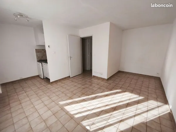Studio 27m² + terrasse + parking+ cellier - proche facultés