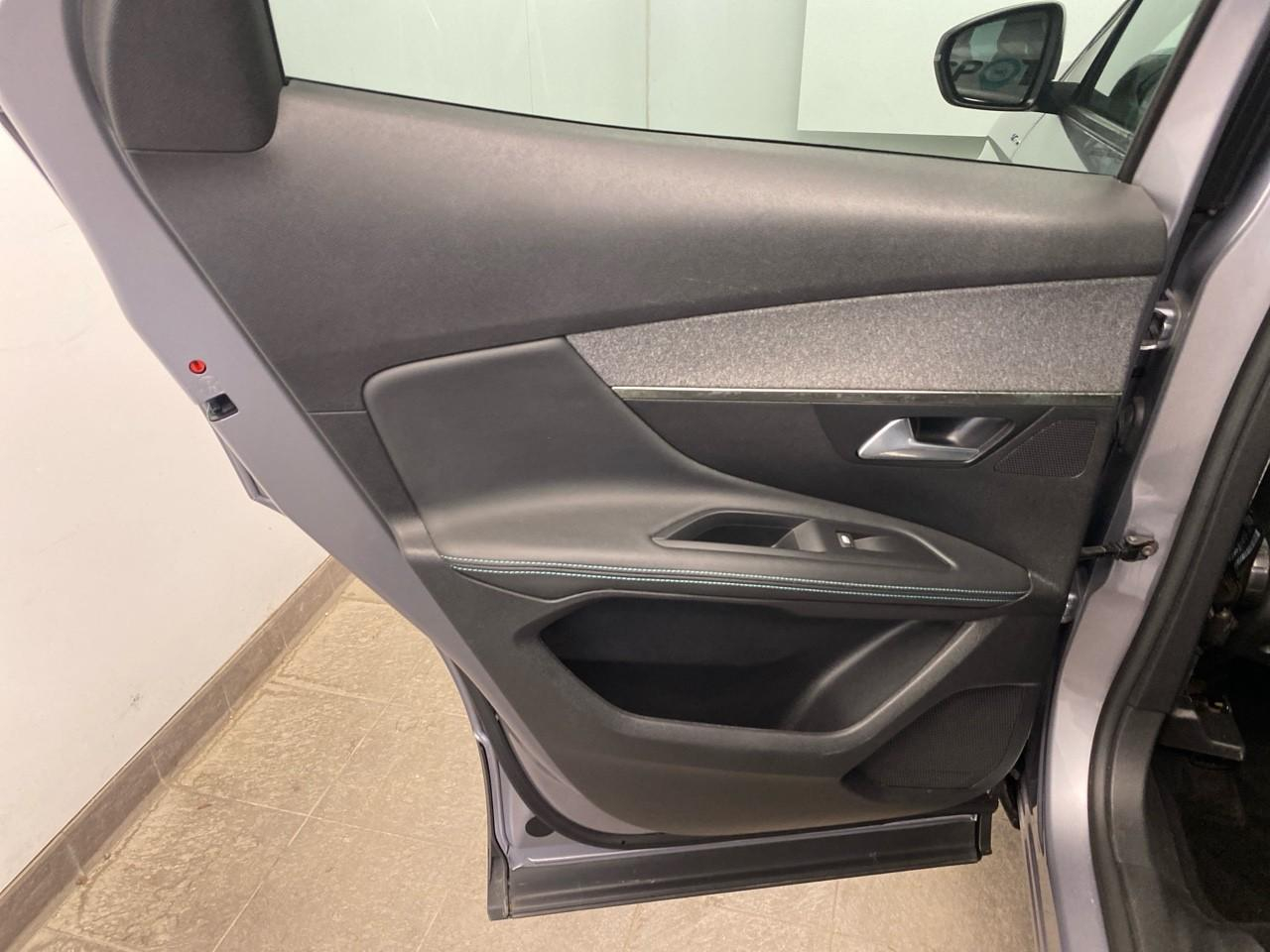 Peugeot 3008 hybrid 225 e-eat8 allure pack — photo 21