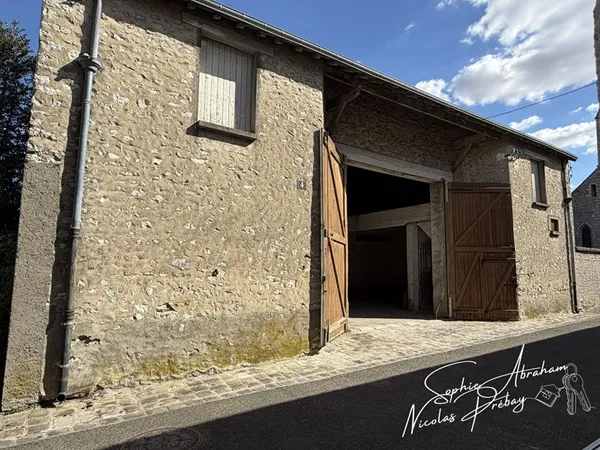GRANGE DE 190 M² AVEC JARDIN ? C?UR DE TOURY
