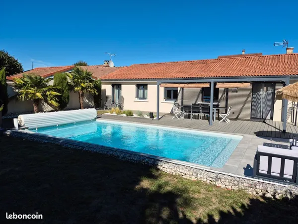 Maison de plain-pied entièrement rénovée avec piscine et prestations sur mesure