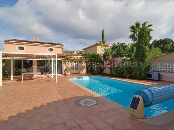 Charmante villa avec piscine chauffée et dépendance