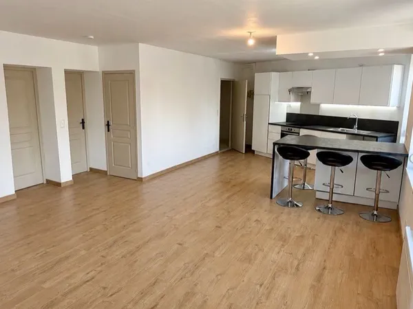 Appartement rénové 62m2 - Chambre+ Bureau - Parking