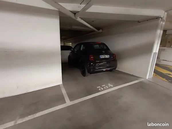 Belle place de parking dans résidence Lulli - Front de Seine