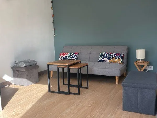 Loue studio meublé de 17m2, 25 m2 au sol. Situé à Belle Beille à Angers, au pied du tram et à 5 mn d