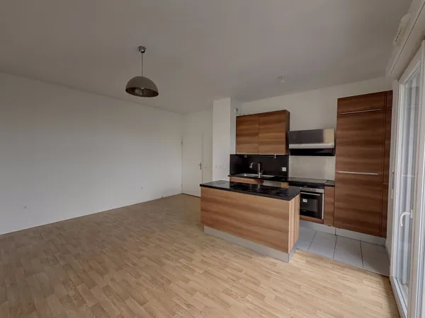 Appartement 3 pièces + Balcon + 2 emplacements de parking (immeuble 2014)