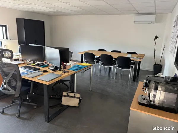 Bâtiment Mixte à Louer : Bureaux et Entrepôt de 185 m²