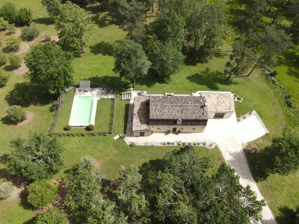 EMPLACEMENT UNIQUE POUR CETTE PROPRIÃ‰TÃ‰ COMPRENANT UNEJOLIE MAIS