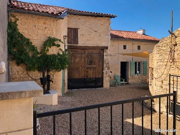 Maison de campagne en pierre de 108 m² avec dépendances - Vendue meublée