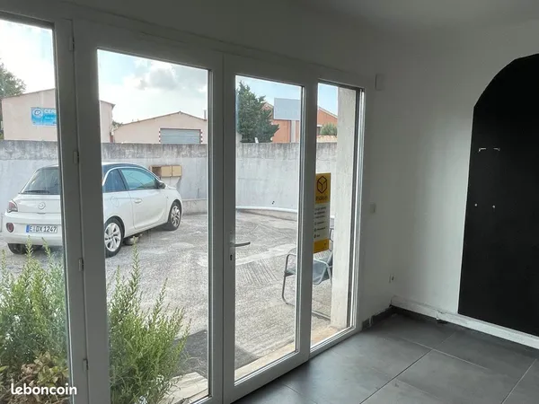 Ensemble immobilier à revenus - logement + 3 locaux - Martigues