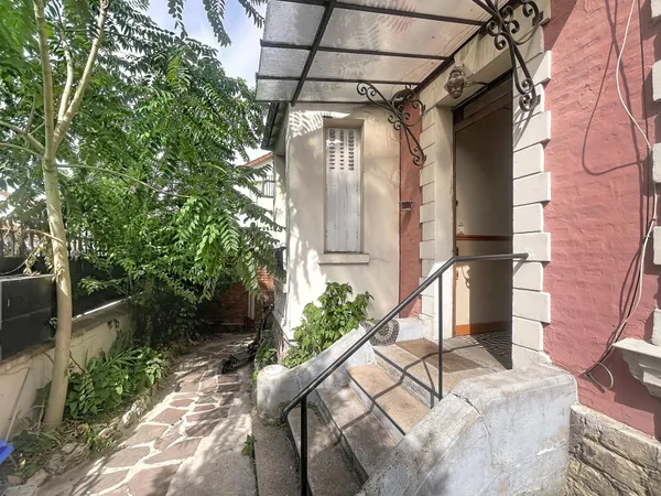 Petite copropriété. -Faibles charges (45€/mois). - Secteur recherché. - Excellente rentabilité locat