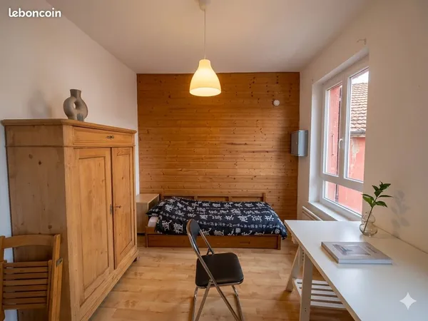 Studio en bon état et lumineux à louer au 1er étage