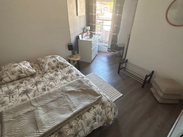 Loue chambre avec salle de douche et wc privés à deux pas du quartier de la défense