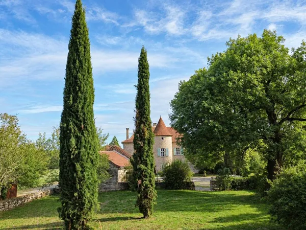 Manoir XIIIème siècle et dépendances