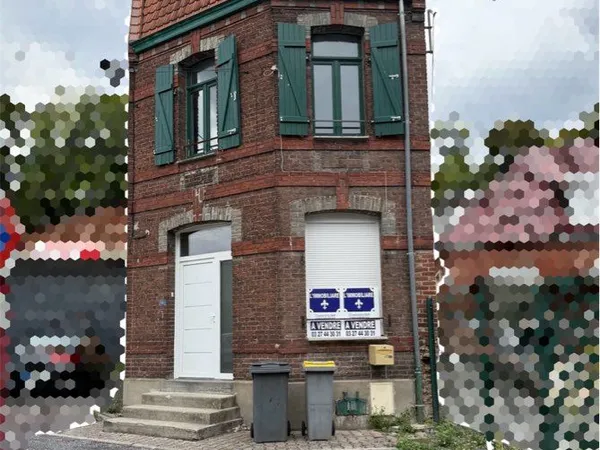 Maison de ville avec cour, en centre-ville