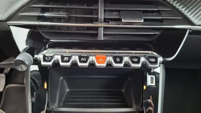 Peugeot 2008 puretech 100 s&amp;s bvm6 — photo 19