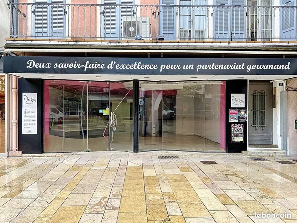 À LOUER - Local commercial 164 m² avec laboratoires voûtés - Place du marché - Montélimar hypercentr